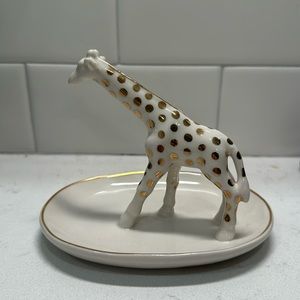 Giraffe jewelry dish. Rings for‎ scale (not included).